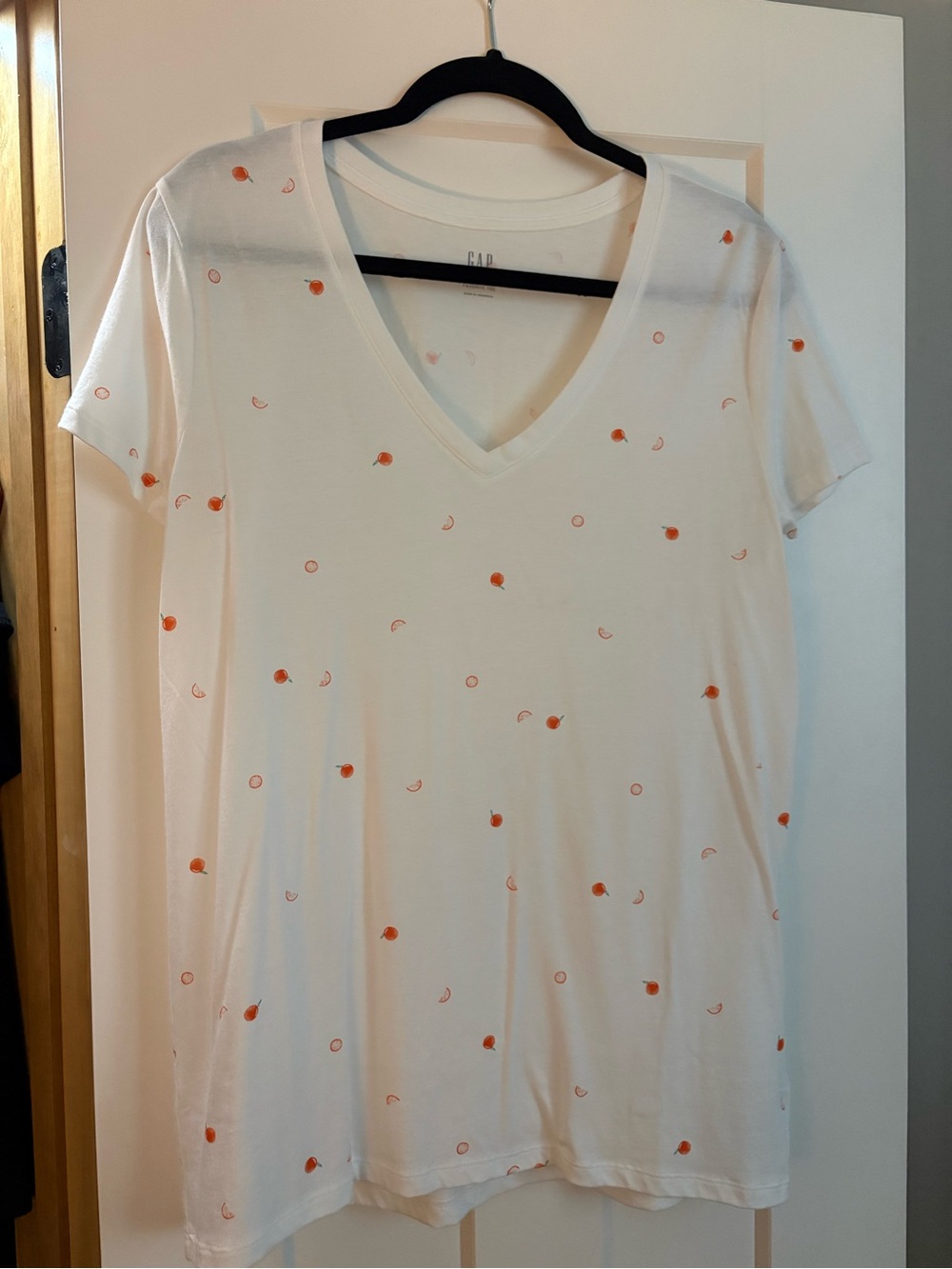 GAP White V-Neck Tee with Orange Fruit Print L NWT